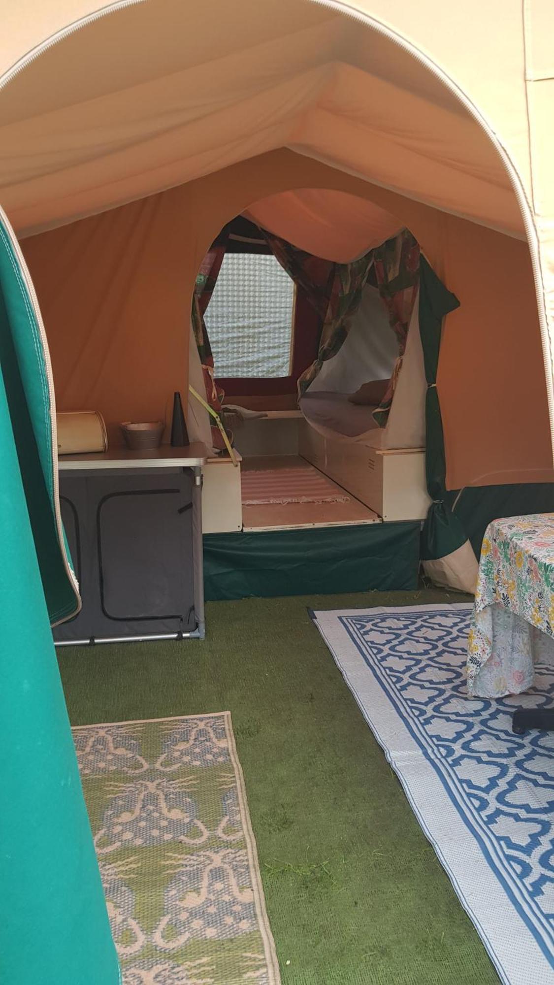 Basic Ingerichte Vouwwagen Op Camping Westenenk, Wijster Экстерьер фото